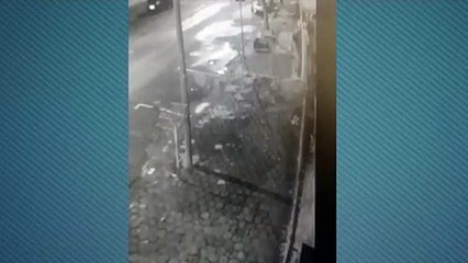 Ladrões voltaram seis vezes durante a madrugada até loja de confecções