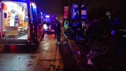 Otomobil Ağaca Çarptı: 2 Yaralı