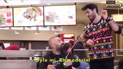 Uç Uca Pipetleri Ekleyip Milletin İçeceklerine Musallat Olma Sosyal Deneyi