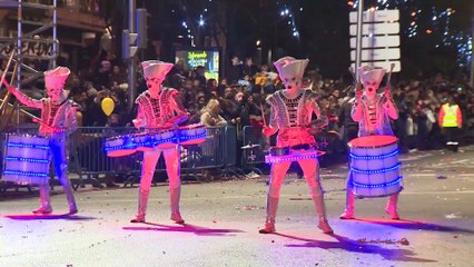 Télécharger la video: Los Reyes Magos apuestan por el ritmo y el derroche de color en Madrid