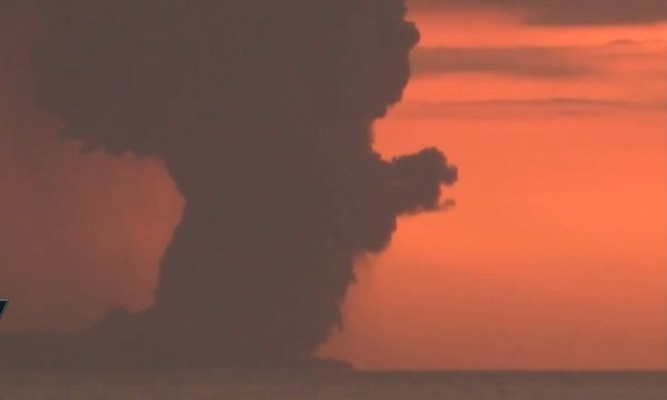 Menanti Matahari Terbenam di Balik Anak Krakatau