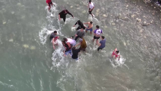 Berat, të rinjtë përleshen për kryqin e ujit të bekuar - Top Channel Albania - Lajme -News