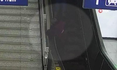 Yaşlı kadın yürüyen merdivene takıldı