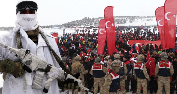 Kar ve Soğuğa Aldırış Etmeyen Binlerce Kişi, Sarıkamış Şehitlerini Anmak İçin Toplandı