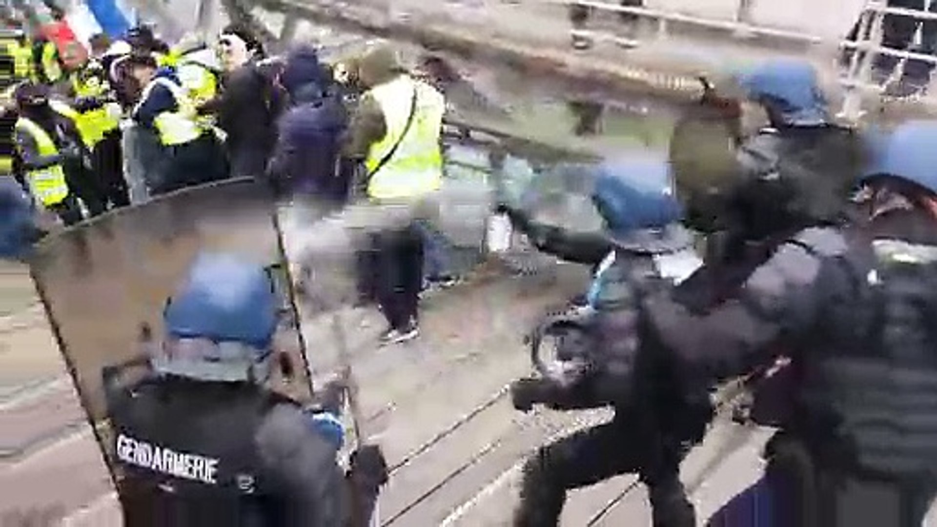 Un boxeur frappe des CRS lors de la manifestation des Gilets Jaunes à Paris  (5 janvier) - Vidéo Dailymotion
