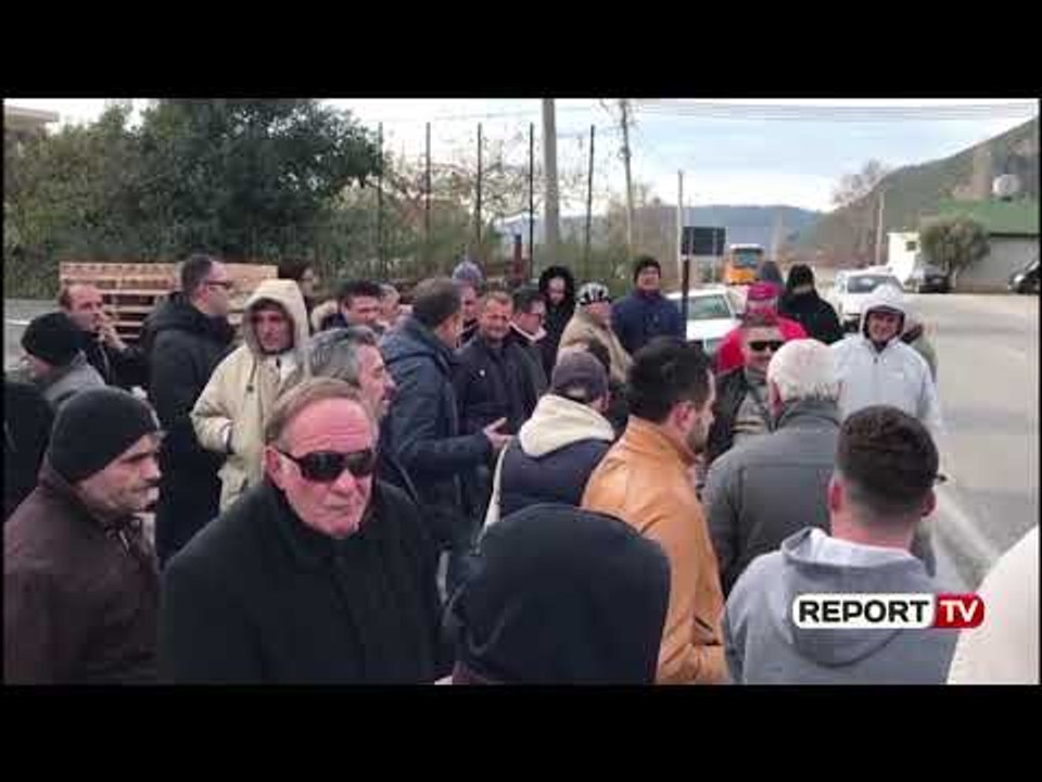 Rama mbledh qeverinë në Elbasan, militantët e PD e presin me tymuese