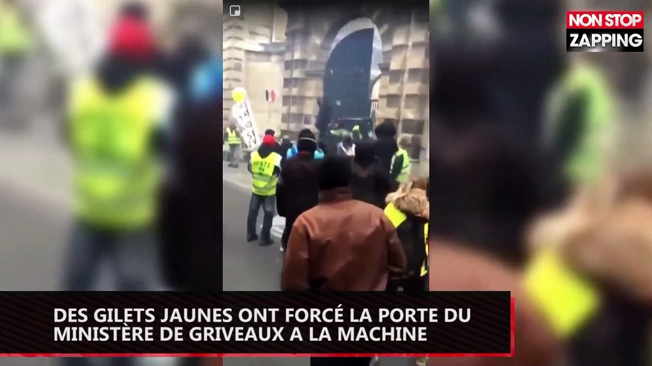 Des Gilets jaunes ont forcé la porte du ministère de Griveaux à la machine de chantier (vidéo)