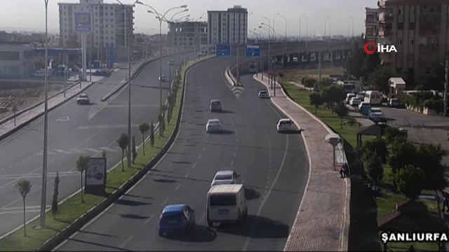 Makas atan sürücü yol kenarındaki araca böyle çarptı