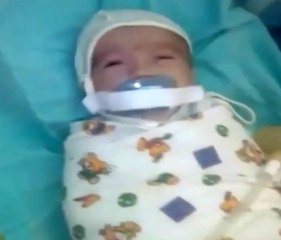 Kuvözdeki Bebeğe Emzik İşkencesi