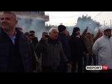 Report TV - Mbledhja e qeverisë në Elbasan, militantët e PD e presin me tymuese dhe thirrje: Rama ik
