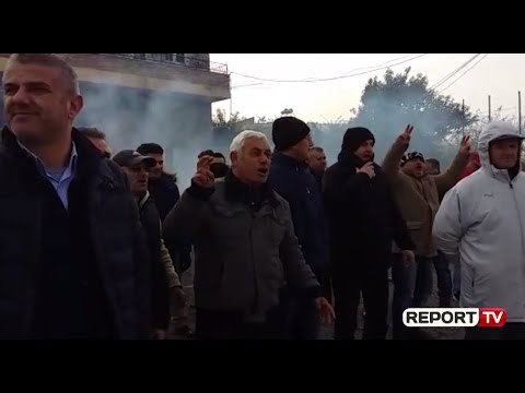 Report TV - Mbledhja e qeverisë në Elbasan, militantët e PD e presin me tymuese dhe thirrje: Rama ik