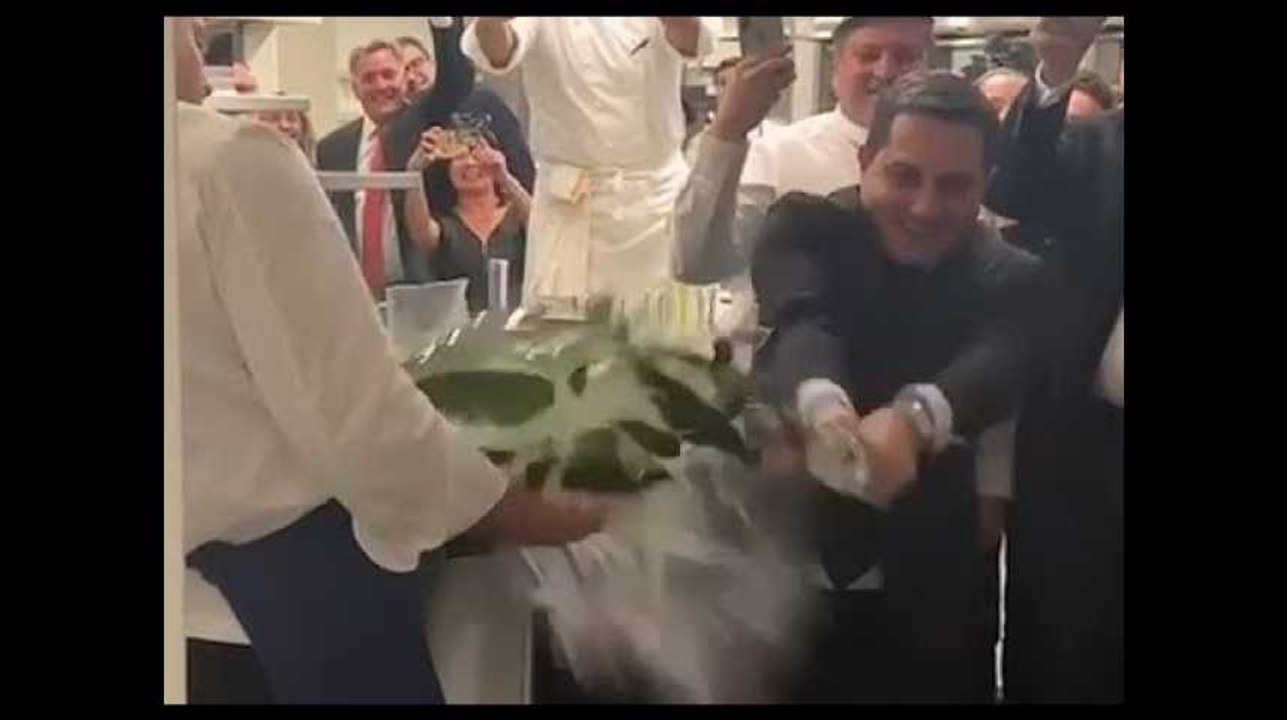 Sabrer le champagne n'est pas la spécialité de ce restaurant 3 étoiles