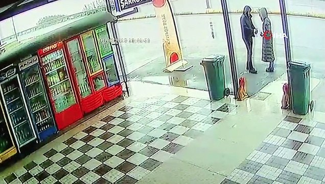 Aydınlatma direğine çarpan otomobilden fırlayan genç kız feci şekilde can verdi...Kaza anları kamerada