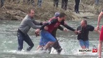 Report TV - Dita e Ujit të Bekuar në Berat, të rinjtë sfidojnë të ftohtin për të kapur kryqin