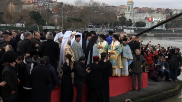 - Haliç’te geleneksel haç çıkarma töreni yapıldı