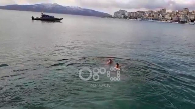 Ora News - Besimtarët e Krishterë festojnë pagëzimin e Jezu Krishtit, hidhen në ujë të ftohtë