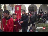 Report TV - Dita e Ujit të Bekuar në Fier, të rinjtë sfidojnë të ftohtin për të kapur kryqin