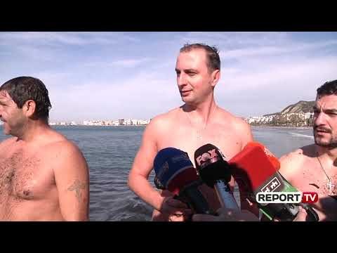 Report TV - Dita e Ujit të Bekuar në Vlorë, të rinjtë sfidojnë të ftohtin për të kapur kryqin