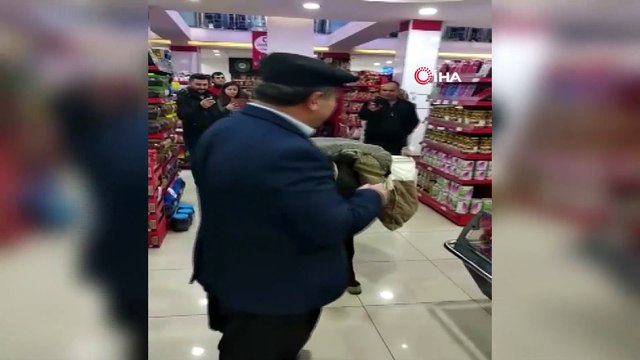 Markete eşekle geldi, poşet yerine heybeyi kullandı