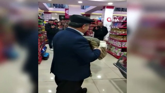 Markete eşekle geldi, poşet yerine heybeyi kullandı