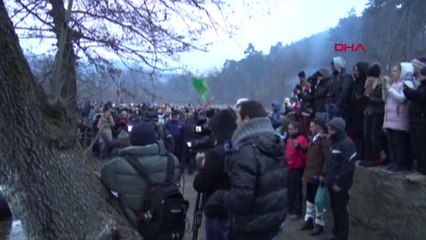 Edirne Buzlu Suda Davul-tulum Eşliğinde Halay Çektiler