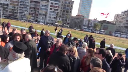 İzmir Soğuk Havaya Rağmen Denize Atılan Haç İçin Yarıştılar
