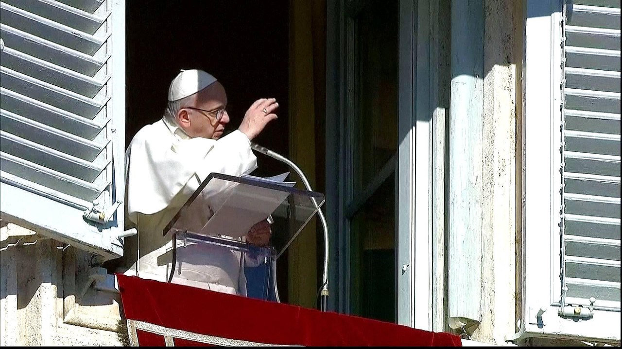 Pope Francis urges EU leaders to help refugees stranded off Malta