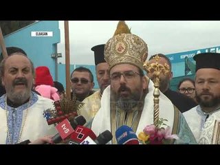 Dita e ujit të bekuar, të rinjtë sfidojnë të ftohtin për të kapur kryqin