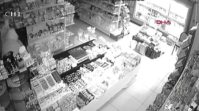 Sabah alışveriş yaptıkları marketi gece soydular