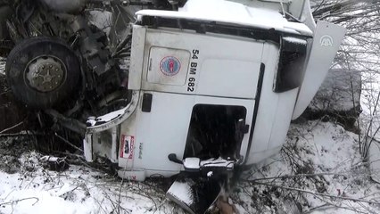 Taş yüklü tır devrildi - DÜZCE