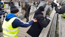 Video |Sarı yelekli şampiyon boksör Fransız polisini yumrukla dağıttı