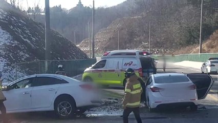 평창 태기산터널 인근에서 차량 충돌...임신부 사망·3명 부상 / YTN