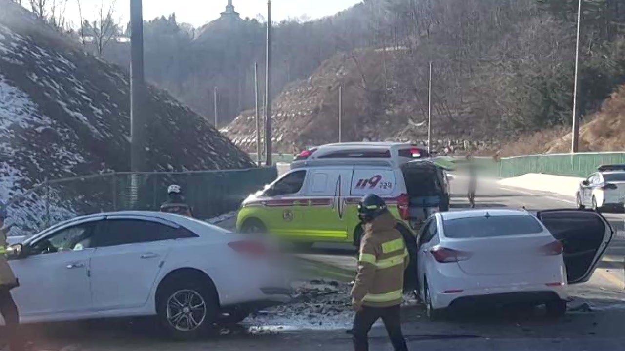 평창 태기산터널 인근에서 차량 충돌...임신부 사망·3명 부상 / YTN