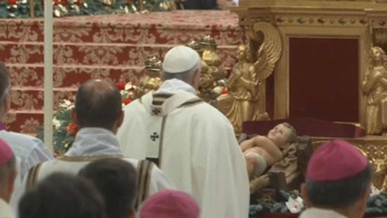 El papa pide imitar generosidad de los Reyes Magos y clama por inmigrantes bloqueados en el mar