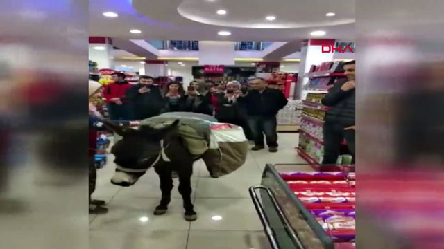 Poşet parası vermemek için markete eşekle geldi