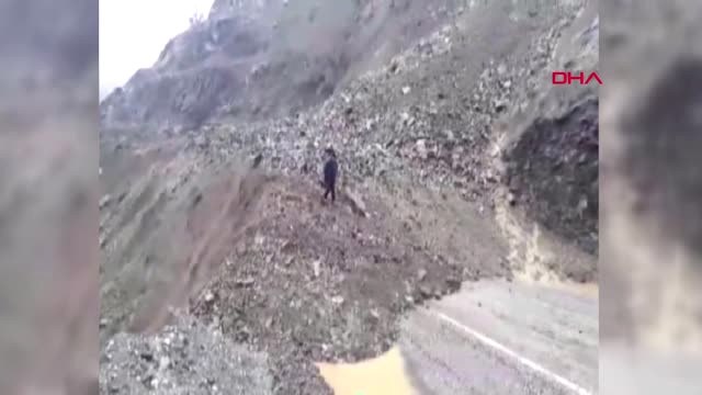 Adıyaman Yağmur Heyelana Neden Oldu, Otomobil Toprak Altında Kaldı