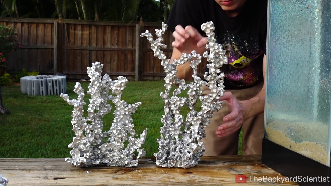 Il coule de l'aluminium en fusion dans un aquarium plein de billes d'eau et ce qui en sort est génial