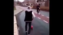 Une blague qui fait très mal.... enorme chute à vélo