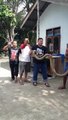 Ils élèvent des cobras géants... dingue