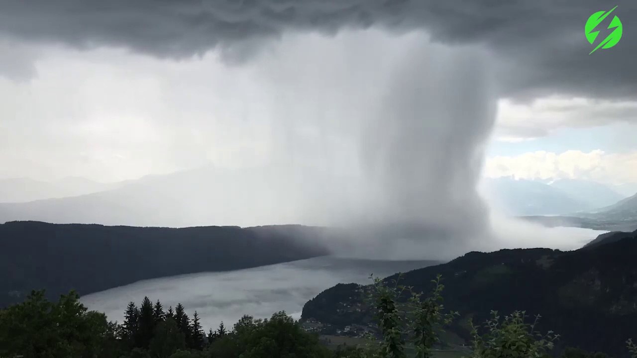 Un nuage d'orage se vide au dessus d'un lac italien : veritable déluge