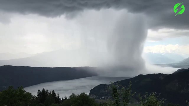 Un nuage d'orage se vide au dessus d'un lac italien : veritable déluge