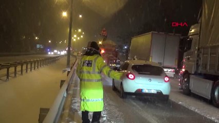 Çorum'da Kar ve Tipi Etkili Oluyor, Araçlar Yolda Kaldı