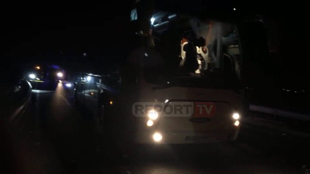 Report Tv - Pamje nga aksidenti në aksin Levan-Tepelenë, ku 2 persona ngelën të vdekur