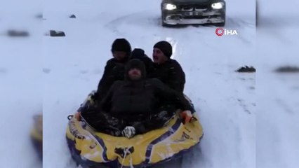 Şişme botla kar üzerinde tehlikeli yolculuk kamerada