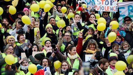 Mulheres de colete amarelo protestam em França