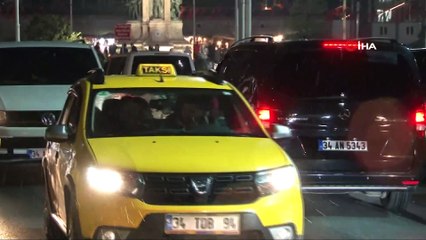 Taksim'de kar yağışı başladı, vatandaşlar telefona sarıldı