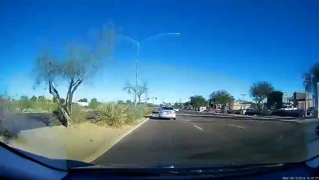 Cette voiture perd sa remorque... qui s'écrase contre un arbre !