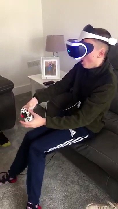 Casque de réalité virtuelle.. pire cadeau pour cet adolescent !