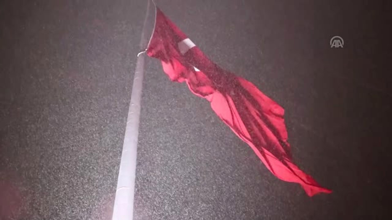 Kar Taneleri Eşliğinde Dalgalanan Dev Türk Bayrağı - Samsun