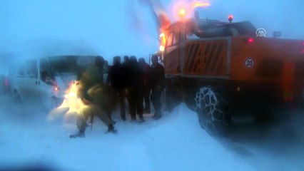 Karda mahsur kalan 75 kişi kurtarıldı - MUŞ